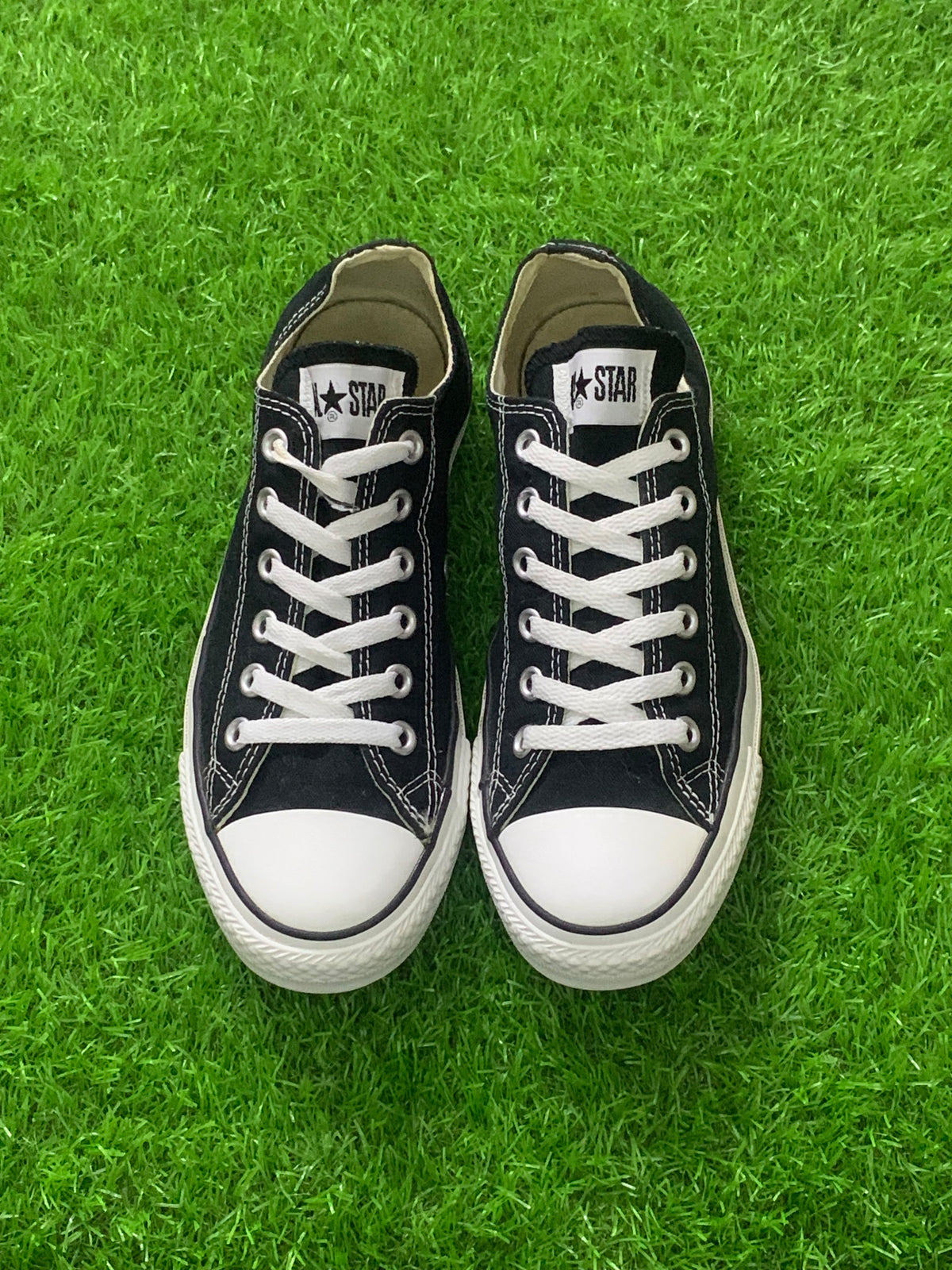 Converse black low-top pair original front view EU 39