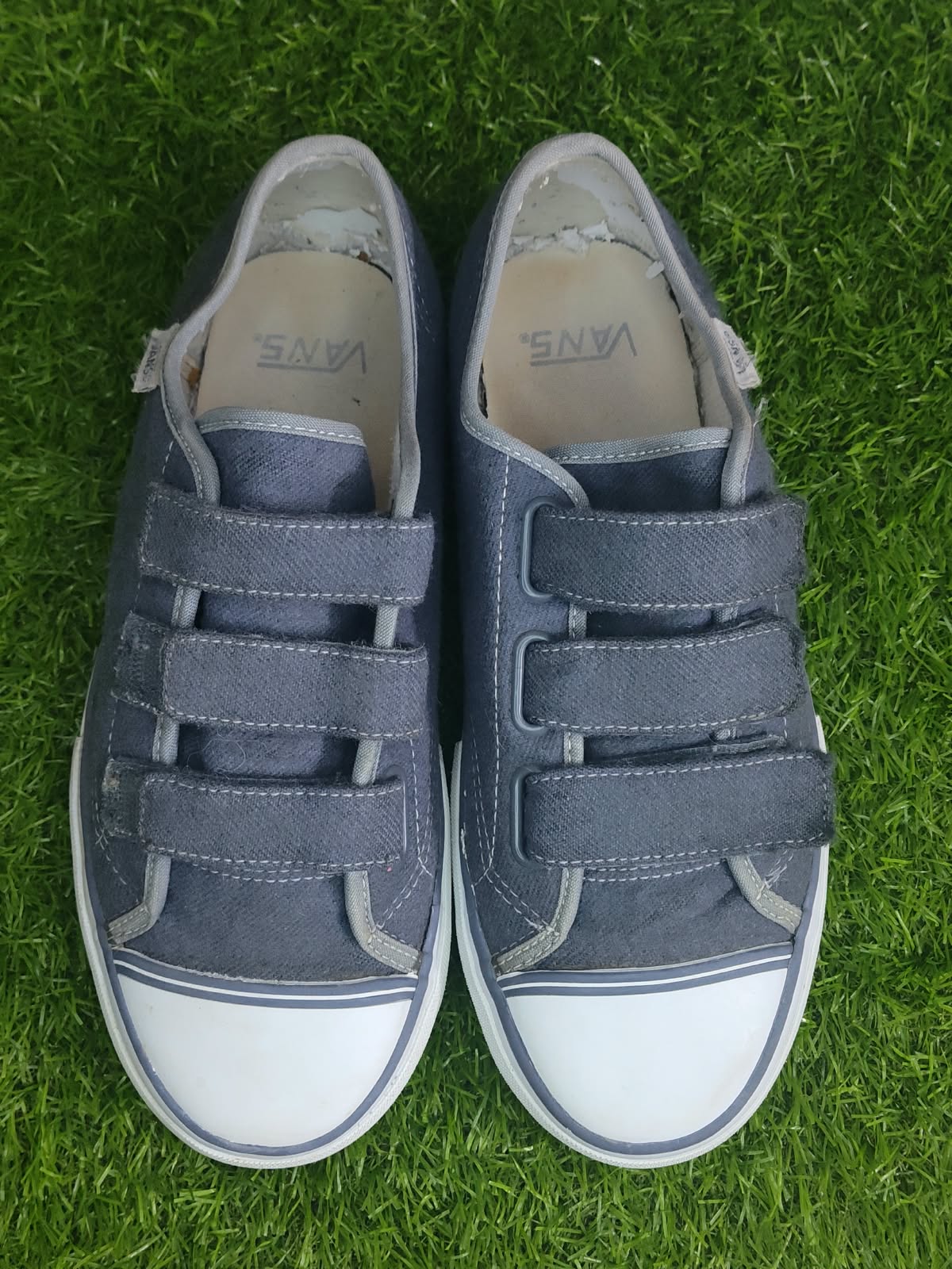 Vans sneakers size label - Men US 7.5 / Women US 9