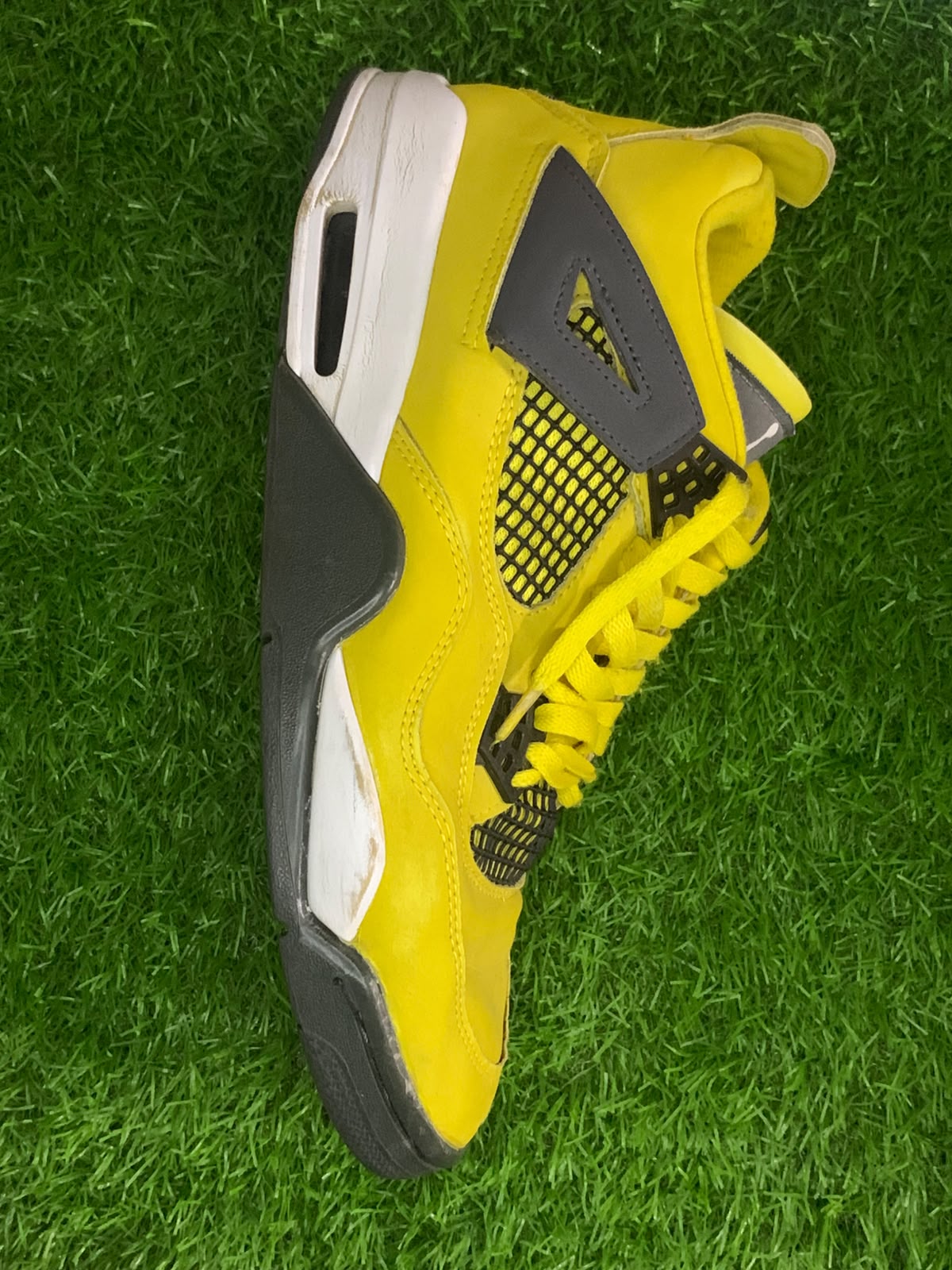 Air Jordan 4 Lightning - Side View 2