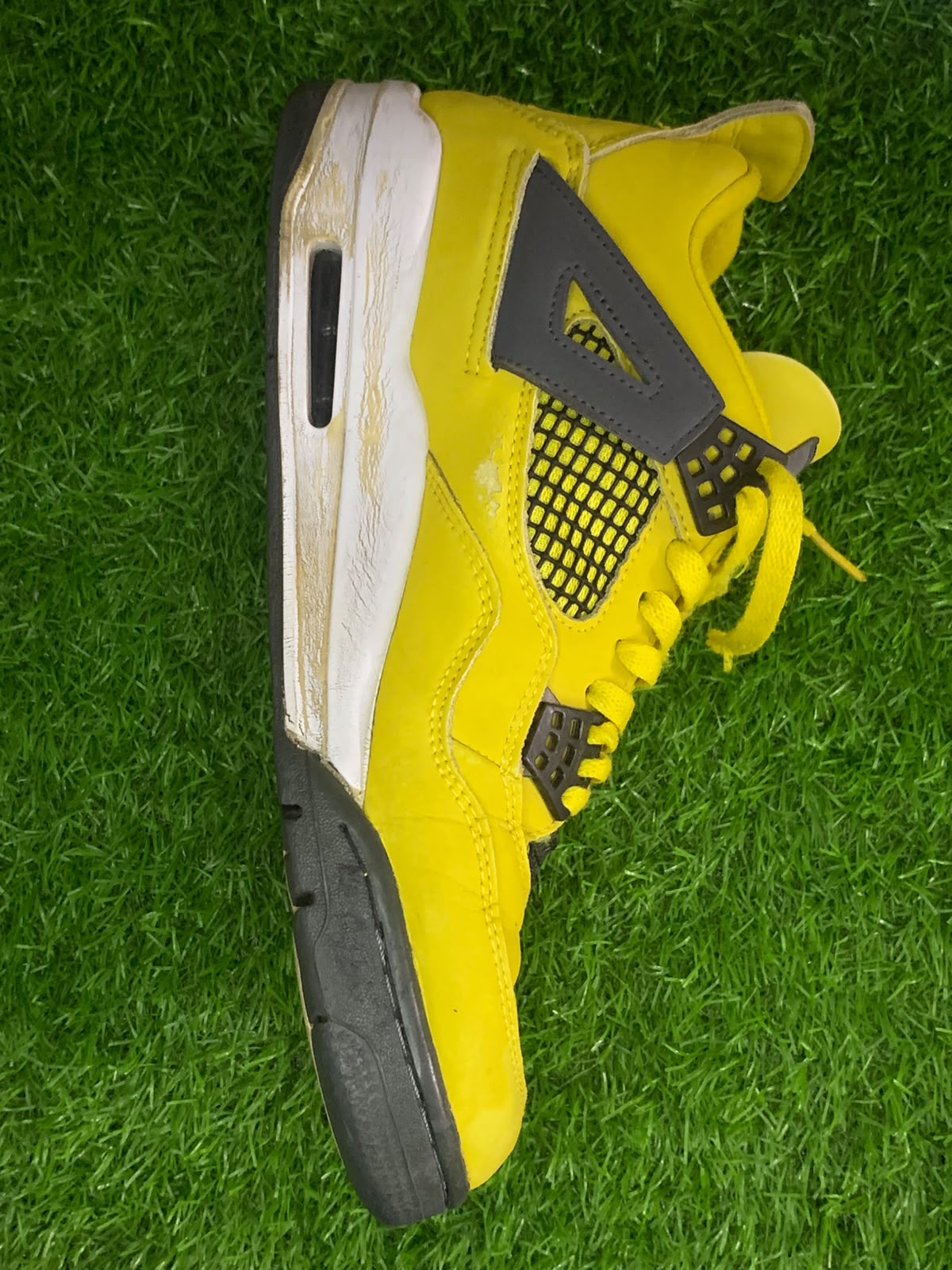 Air Jordan 4 Lightning - Side View 4
